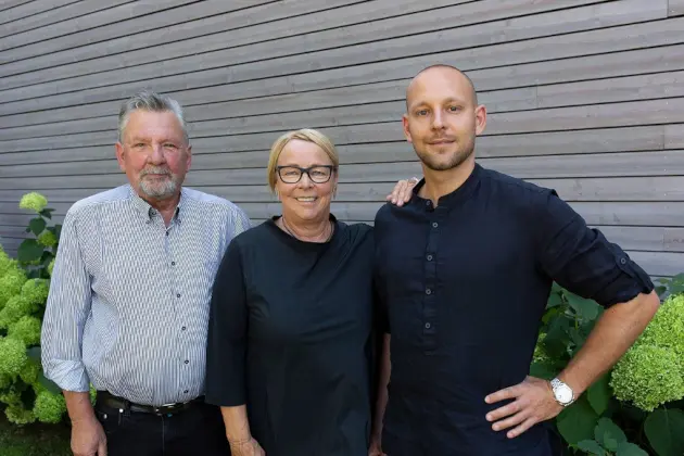 Familie Olle schaut in die Kamera